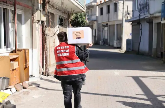 Efeler’in ’Kardeş Eli’ Ramazan’ın bereketini hanelere taşıyor

