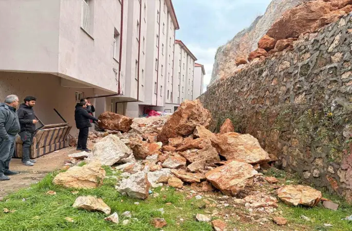 Eğirdir’de yuvarlanan kayaların tehdit ettiği bina tahliye edildi
