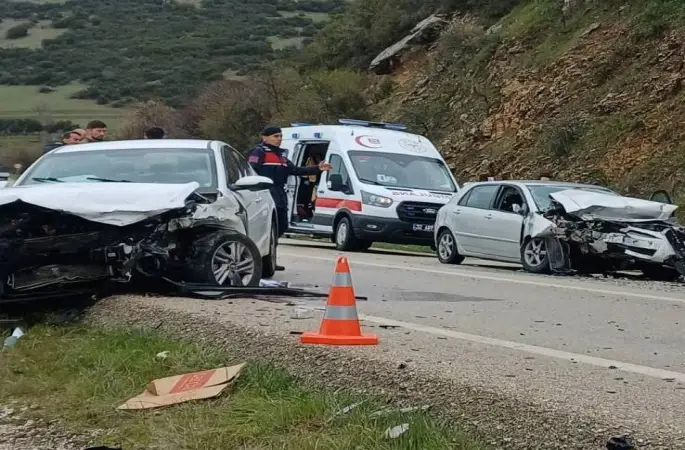 Eğirdir’de zincirleme kazada 3 kişi yaralandı
