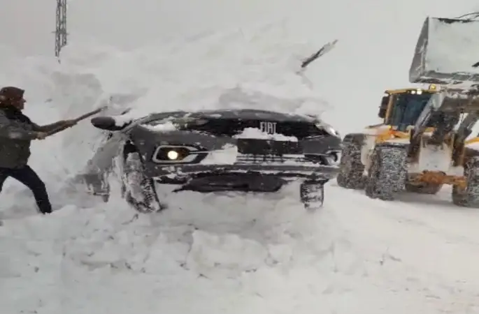 Eğribel Geçidi’nde bir araç yoldan çıkarak kara gömüldü
