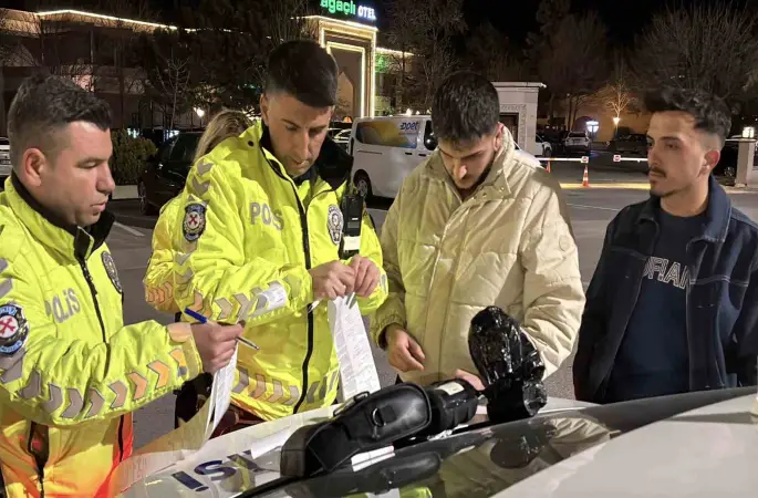 Egzoz patlatırken polise yakalandı, 19 bin 710 lira ceza yiyip arabasından oldu
