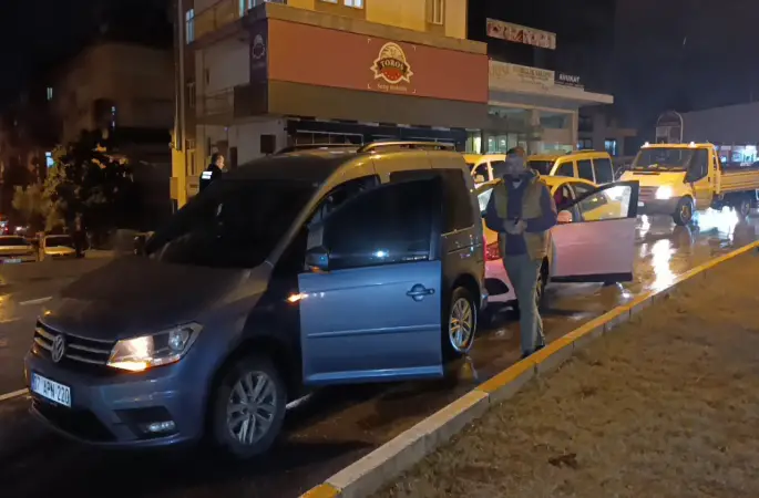 Ehliyetsiz sürücü kırmızı ışıkta bekleyen araca çarptı
