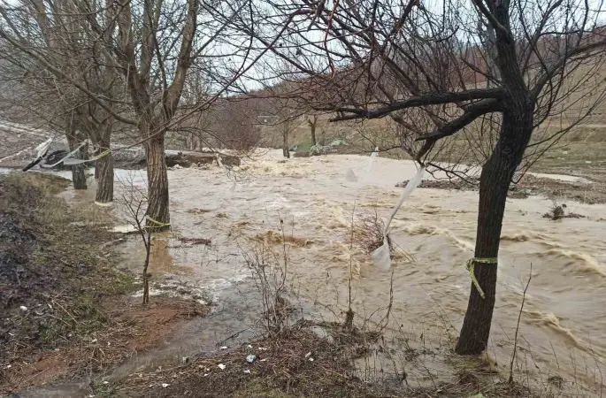 Ekinözü Belediyesi’nin yaptığı yol ilk yağmurda taşkın altında kaldı
