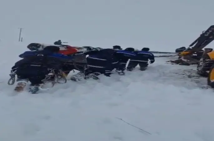 Ekipler enerji için seferber oldu: Ekipler direkleri sırtında taşıdı
