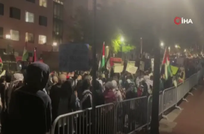 Yüzlerce Filistinliden İsrail'in ABD Büyükelçiliği önünde "ateşkes" çağrısı