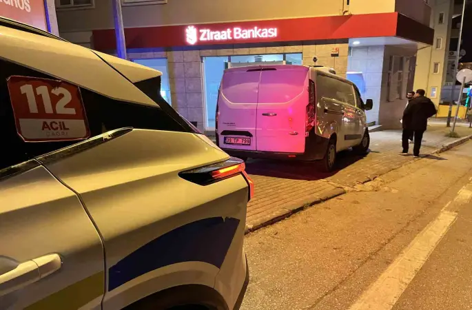 El freni boşalan minibüs duvara çarptı
