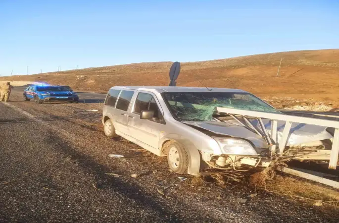 Elazığ araç bariyerlere ok gibi saplandı: 2 yaralı
