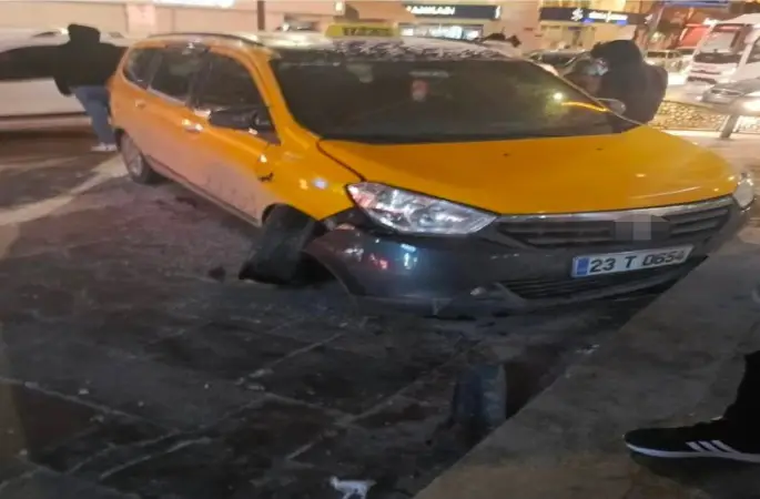 Elazığ’da alkollü şahıs çaldığı araçla kaza yaptı
