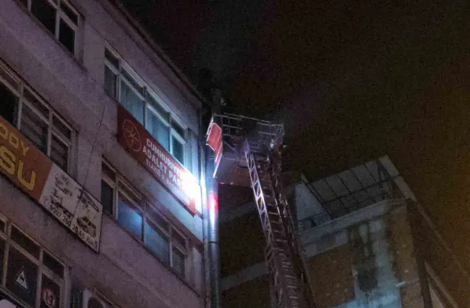 Elazığ’da bacadan yükselen yoğun duman korkuttu
