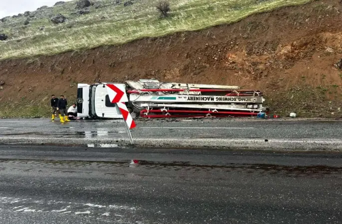 Elazığ’da beton pompası yan yattı: 1 yaralı
