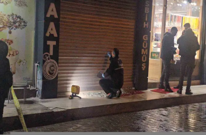 Elazığ’da iş yerine silahlı saldırı: Vitrine 9 kurşun isabet etti
