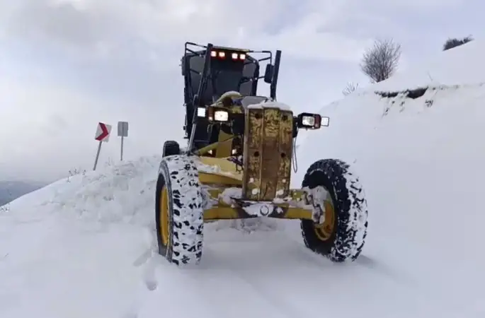 Elazığ’da kapalı 320 köy yolunda çalışmalar sürüyor
