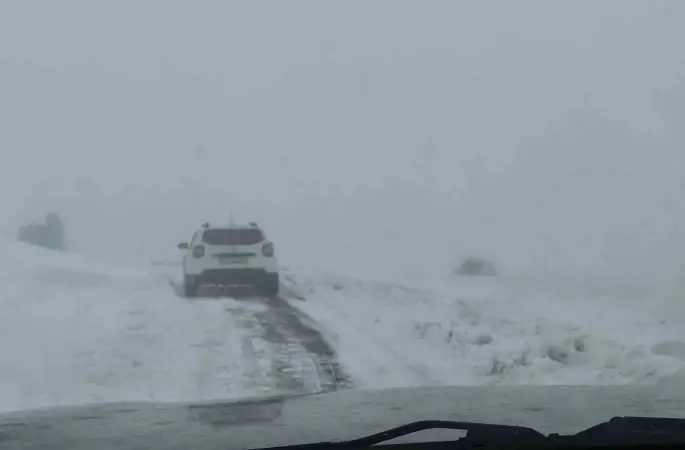Elazığ’da kar yağışında mahsur kalan araç kurtarıldı
