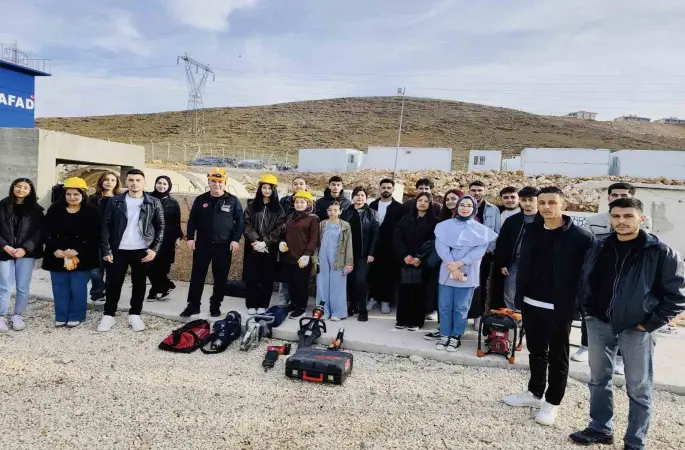 Elazığ’da öğrencilere temel arama ve kurtarma eğitimi verildi
