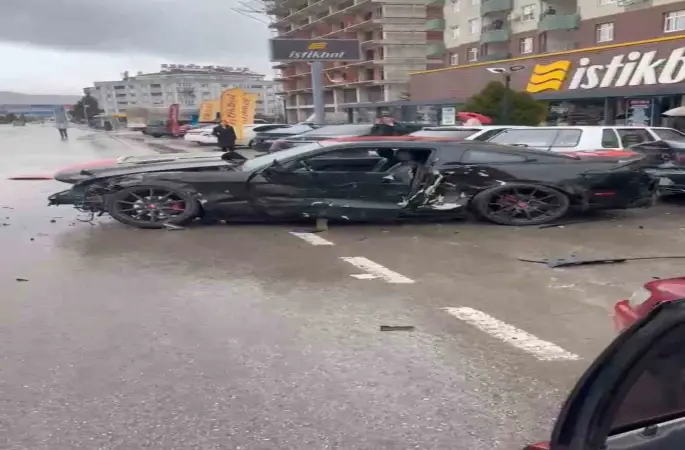 Elazığ’da otomobil park halindeki 4 araca çarptı
