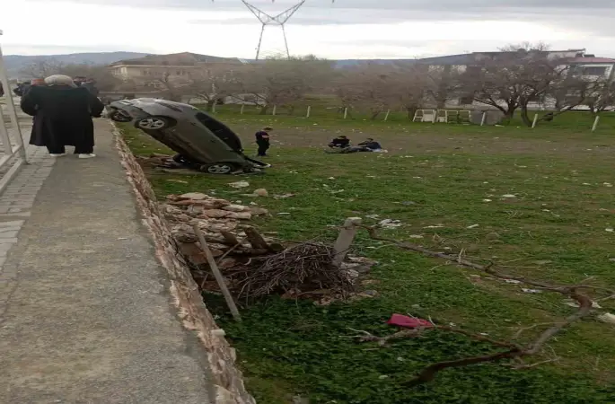 Elazığ’da otomobil şarampole uçtu: 1 yaralı

