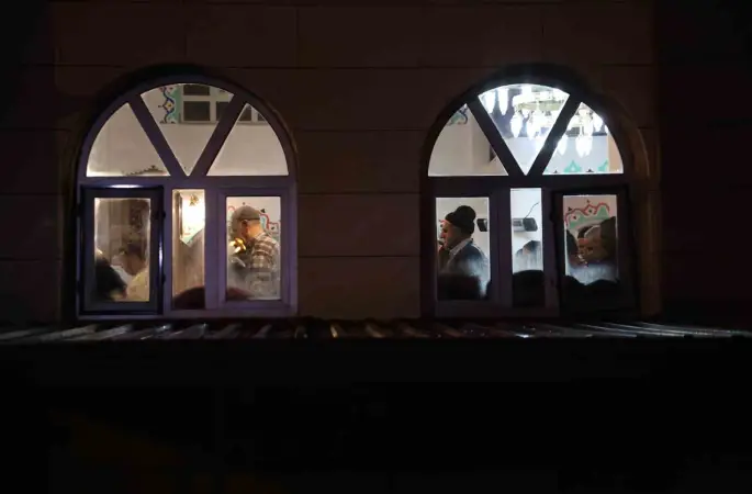 Elazığ’da Ramazan ayının ilk teravihinde camiler dolup taştı
