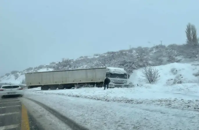 Elazığ’da şarampole kayan tır kara saplandı
