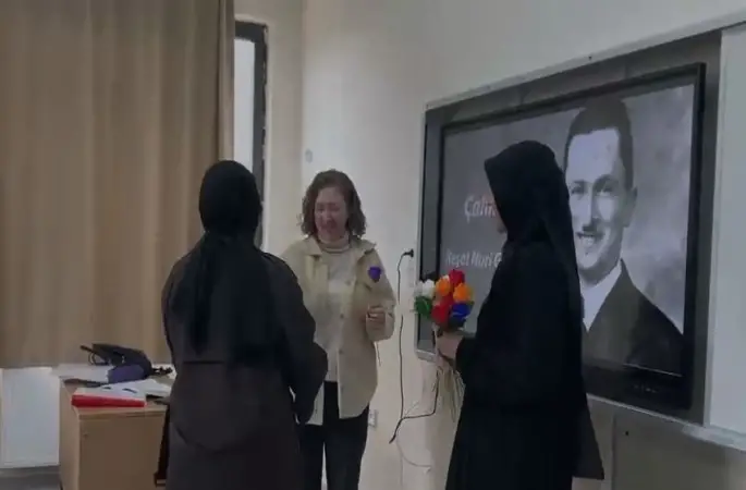 Elazığ’da vefa örneği: öğrencilerden öğretmenlerine anlamlı hediye
