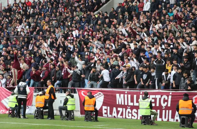 Elazığspor taraftarından polislere çiçek
