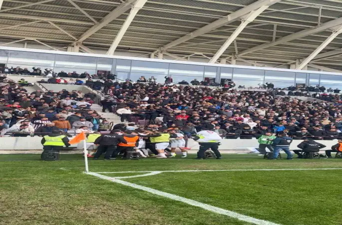 Elazığsporlu futbolcu gol sevincini polisle yaşadı
