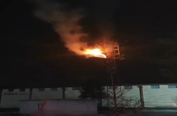 Elektrik direğindeki pano alev alev yandı
