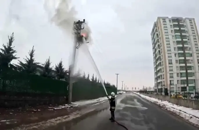 Elektrik direğindeki yangına müdahale, itfaiye erinin gözünden kayda alındı
