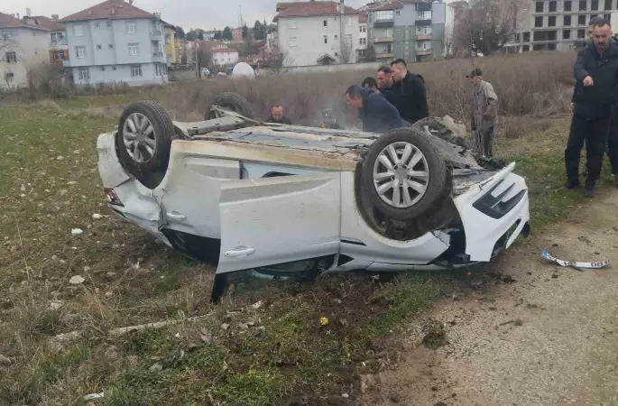 Elektrik direğine çarpan otomobil takla attı: 2 yaralı
