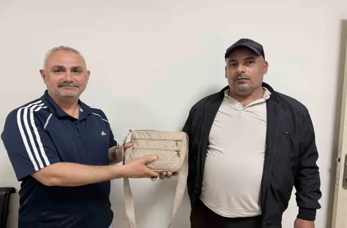 Emekli polis bulduğu içinde 250 bin TL’lik döviz olan çantayı sahibine teslim etti
