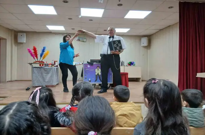 Emekli polis memuru memleketinde öğrencilere sihirbaz gösterisiyle unutulmaz anlar yaşattı
