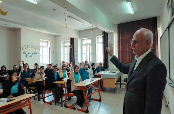 Emekliye ayrılan okul müdürüne veda
