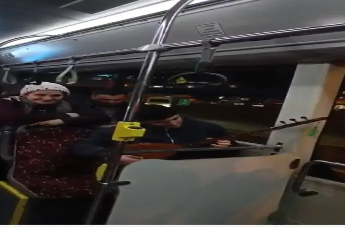Eminönü-Arnavutköy seferindeki İETT otobüsünde sazlı yolculuk
