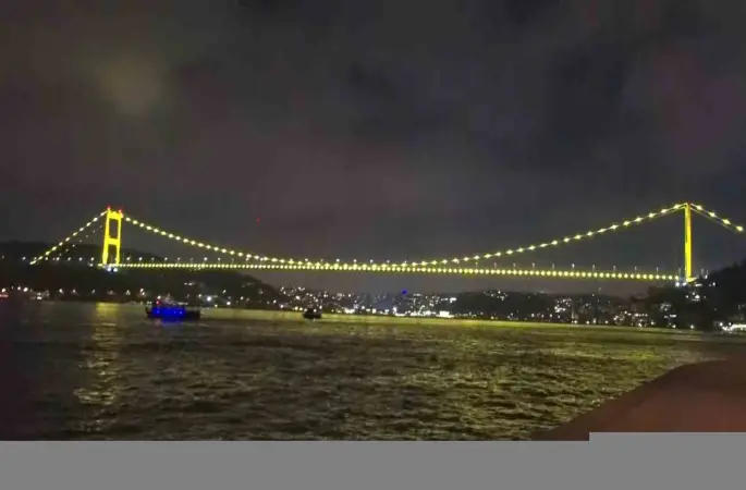 Endometriozis farkındalık ayı nedeniyle Fatih Sultan Mehmet Köprüsü sarıya büründü

