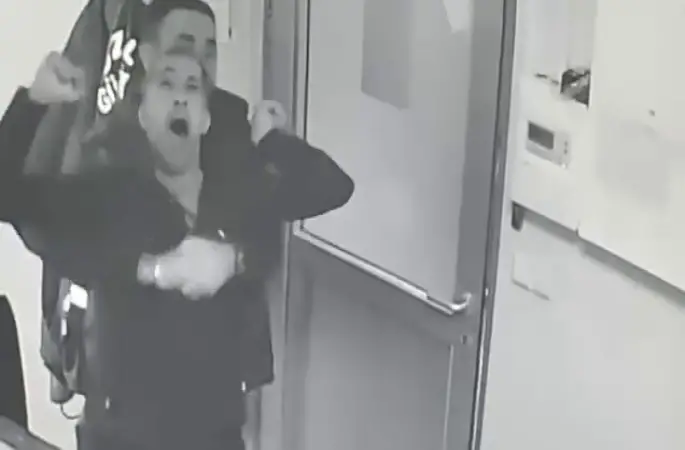 Engelli çalışan, güvenlik görevlisinin heimlich manevrasıyla hayata tutundu
