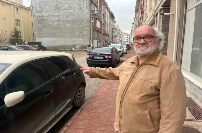 Engelli eşi için evlerinin önündeki sokakta engelli park yeri istiyor
