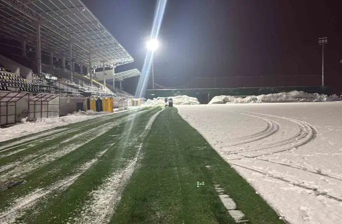 Eren Stadyumu’nda kar temizliği
