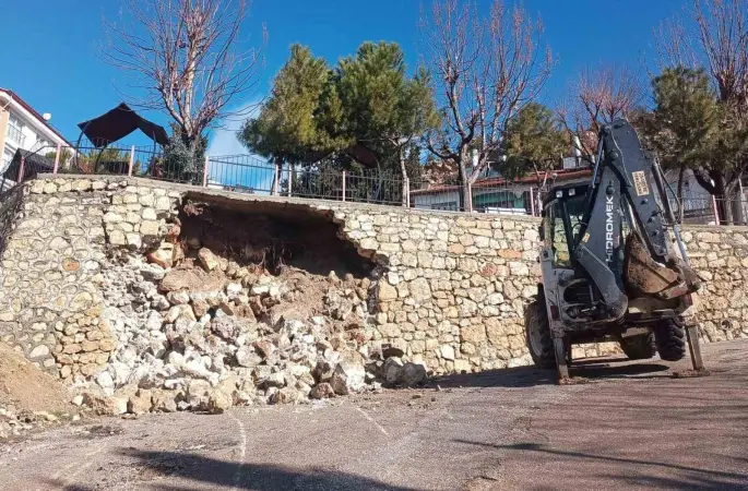Ermenek’te seyir terasının istinat duvarı yıkıldı
