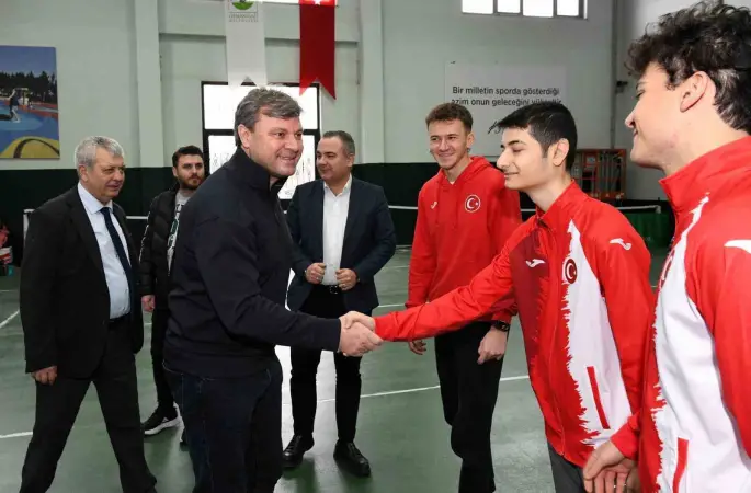 Ertuğrul Sağlam’dan genç sporculara ilham veren ziyaret
