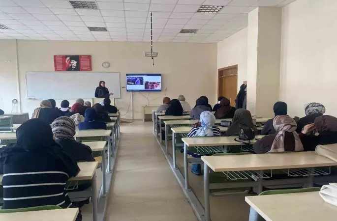 Erzincan emniyeti üniversite öğrencilerini uyuşturucuya karşı bilgilendirdi
