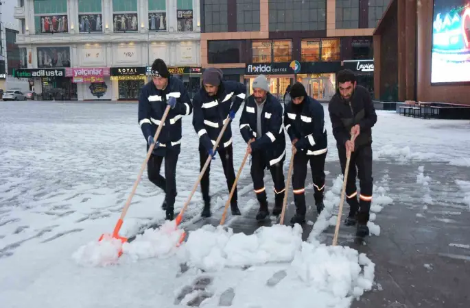 Erzincan’da belediye ekipleri karla mücadele çalışmasını sürdürüyor
