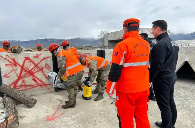 Erzincan’da "Enkazdan yaralı tahliye ve çadır kurma yarışması" düzenleniyor

