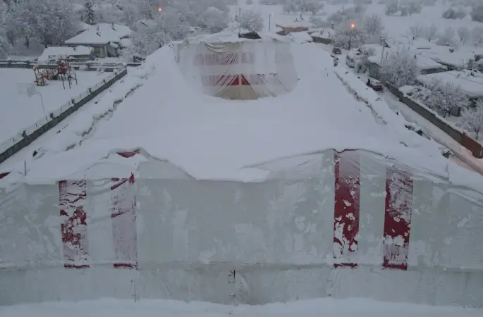 Erzincan’da kardan halı sahanın brandası çöktü
