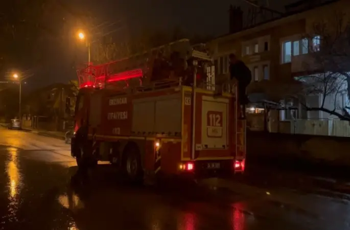 Erzincan’da mahsur kalan kedi itfaiye ekiplerince kurtarıldı
