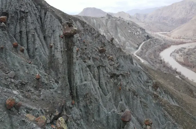 Erzincan’da peri bacalarını andıran doğal oluşumlar ilgi görüyor
