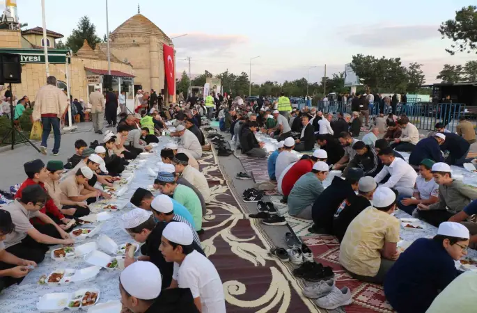 Erzincan’da Vakıflardan Terzibaba Sofrasında Ramazan iftarı
