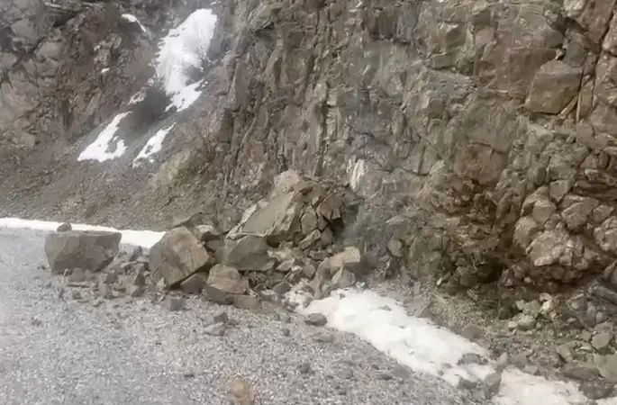 Erzincan’daki 4,9’luk depremin merkez üssünden yeni görüntüler: Kaya parçaları yola böyle düştü
