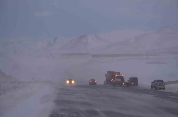Erzurum-Artvin karayolunda tipi etkili oldu, 6 araç kaza yaptı
