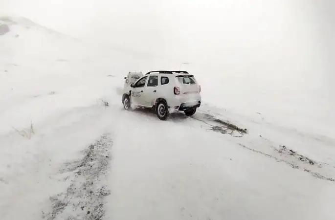 Erzurum’da kar ve tipi ulaşımı durma noktasına getirdi
