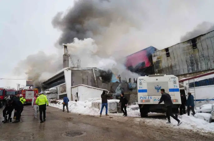 Erzurum’daki mobilya üretimi yapan iş yerinde çıkan yangın öncesi meydana gelen patlama güvenlik kamerasında
