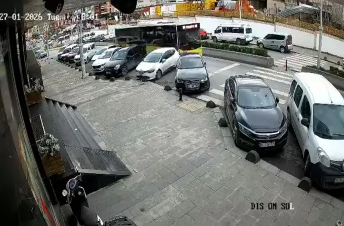 Esenler’de İETT otobüsü park halindeki araçlara çarptı
